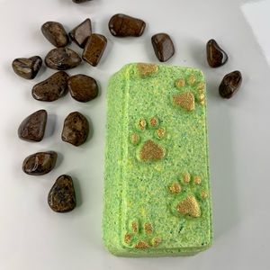 Large bath bomb with crystal